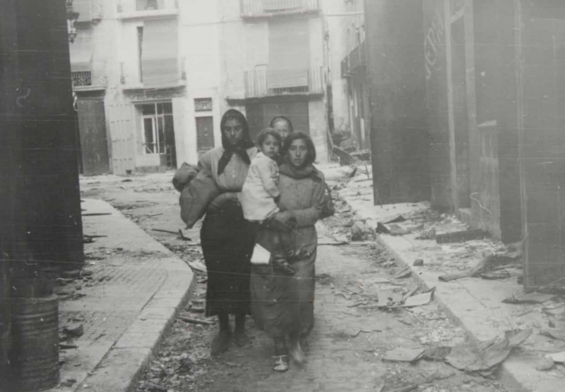 Franco adopta 18 pueblos catalanes que había ordenado destruir durante la guerra