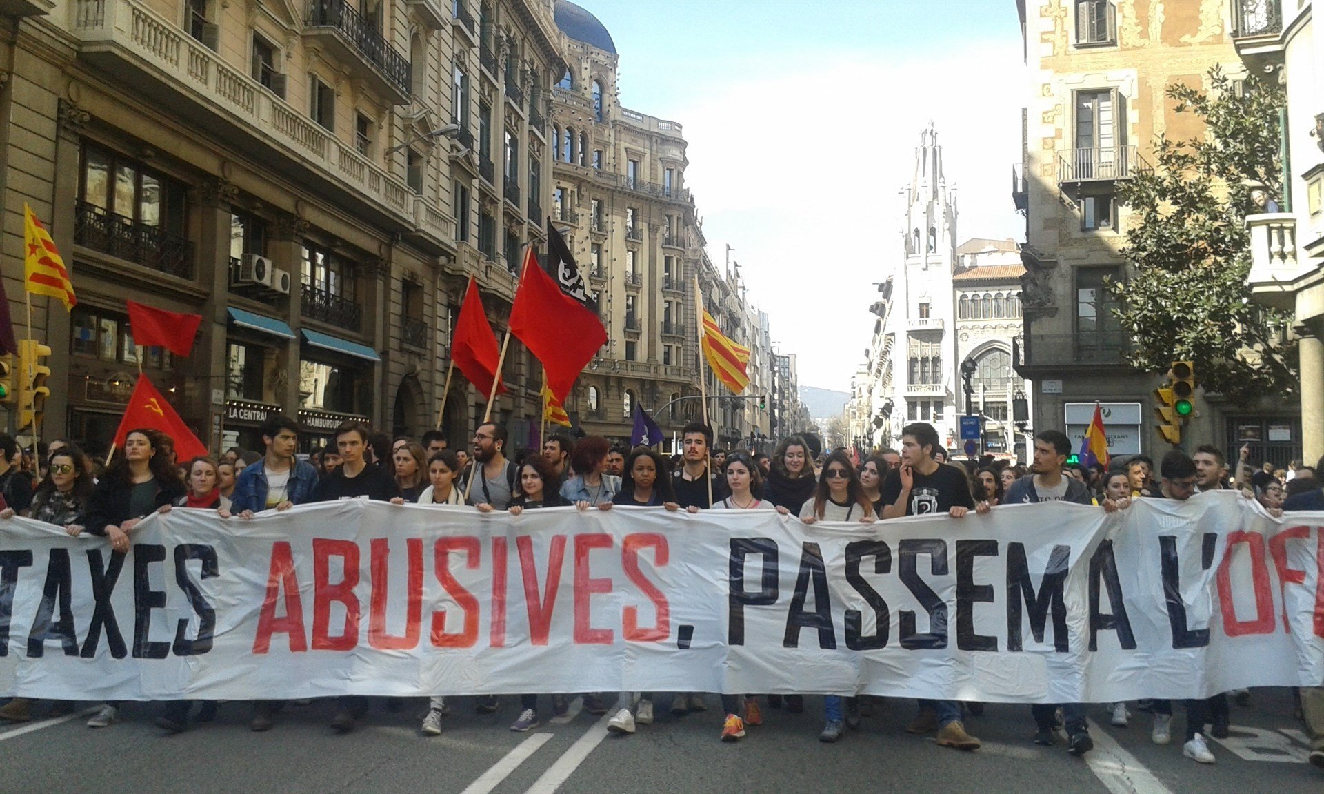 Uns 4.000 universitaris es manifesten a Barcelona per reclamar la reducció de taxes