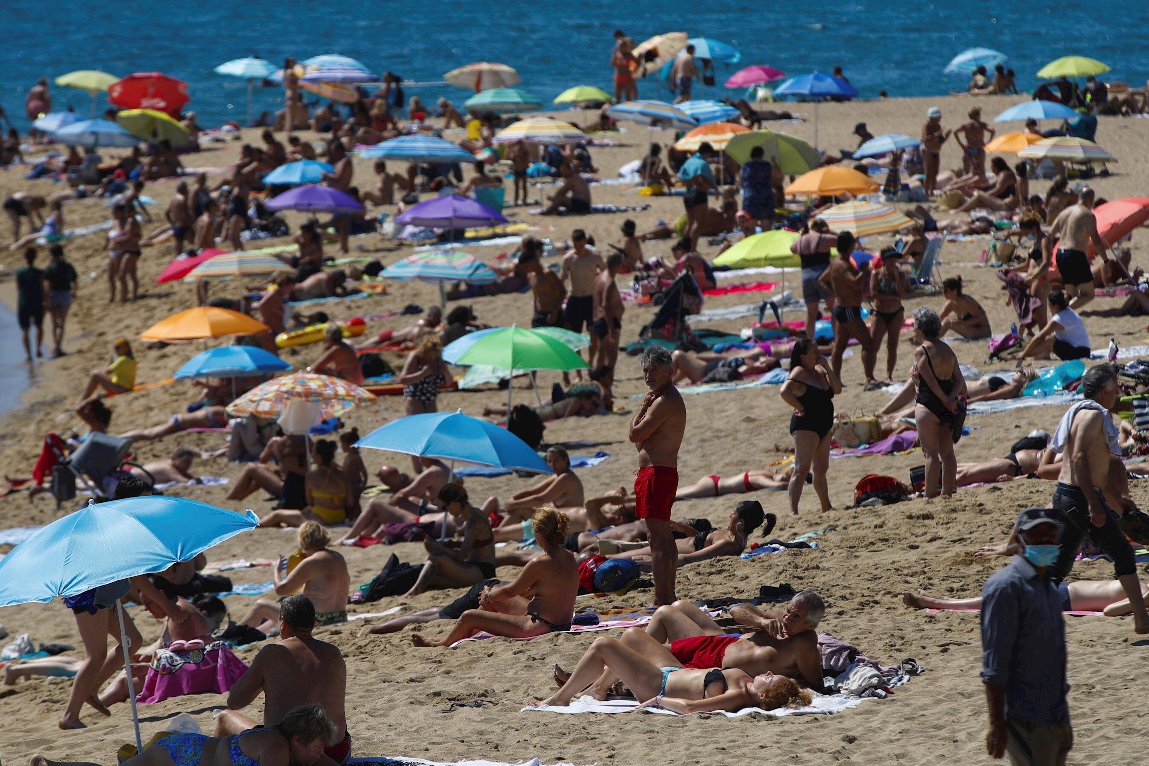 Barcelona reduce el aforo de las playas un 15% para mitigar el contagio