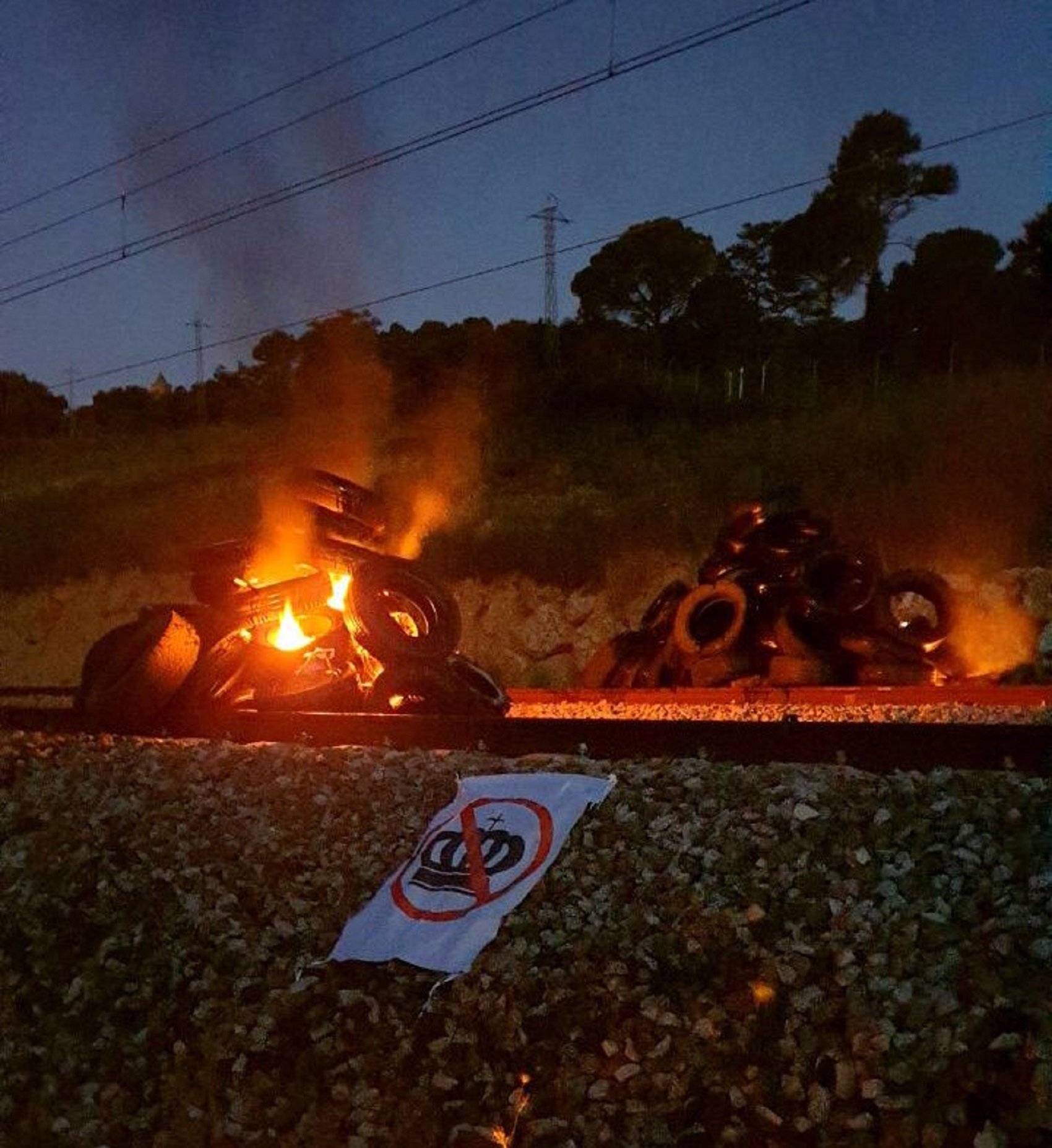 Pneumàtics en flames contra el Rei tallen l'AVE entre Girona i Figueres