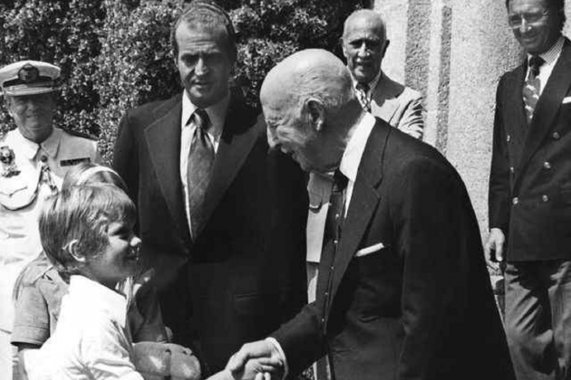 Franco designa sucesor Juan Carlos de Borbón. Todo queda atado y bien atado. 21 07 1969. Franco, Juan Carlos I y Felipe VI. Font No Do