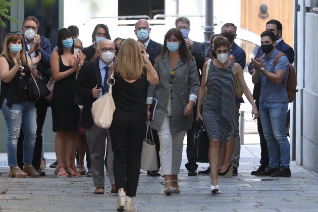 Borràs acompanyada dels seus advocats i de companys de partit i del Congrés