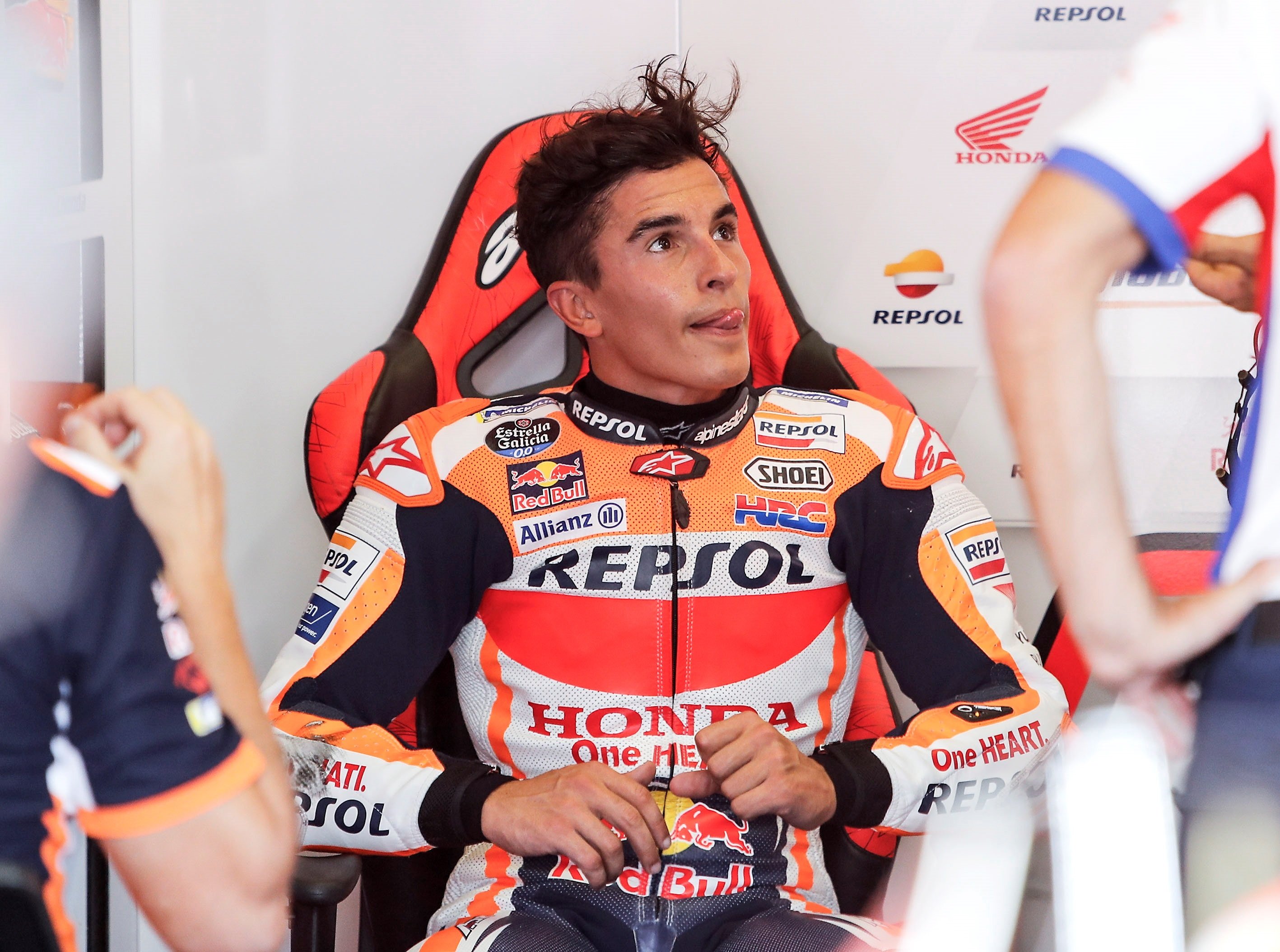 Márquez viaja a Jerez y quiere correr una semana después de romperse el brazo