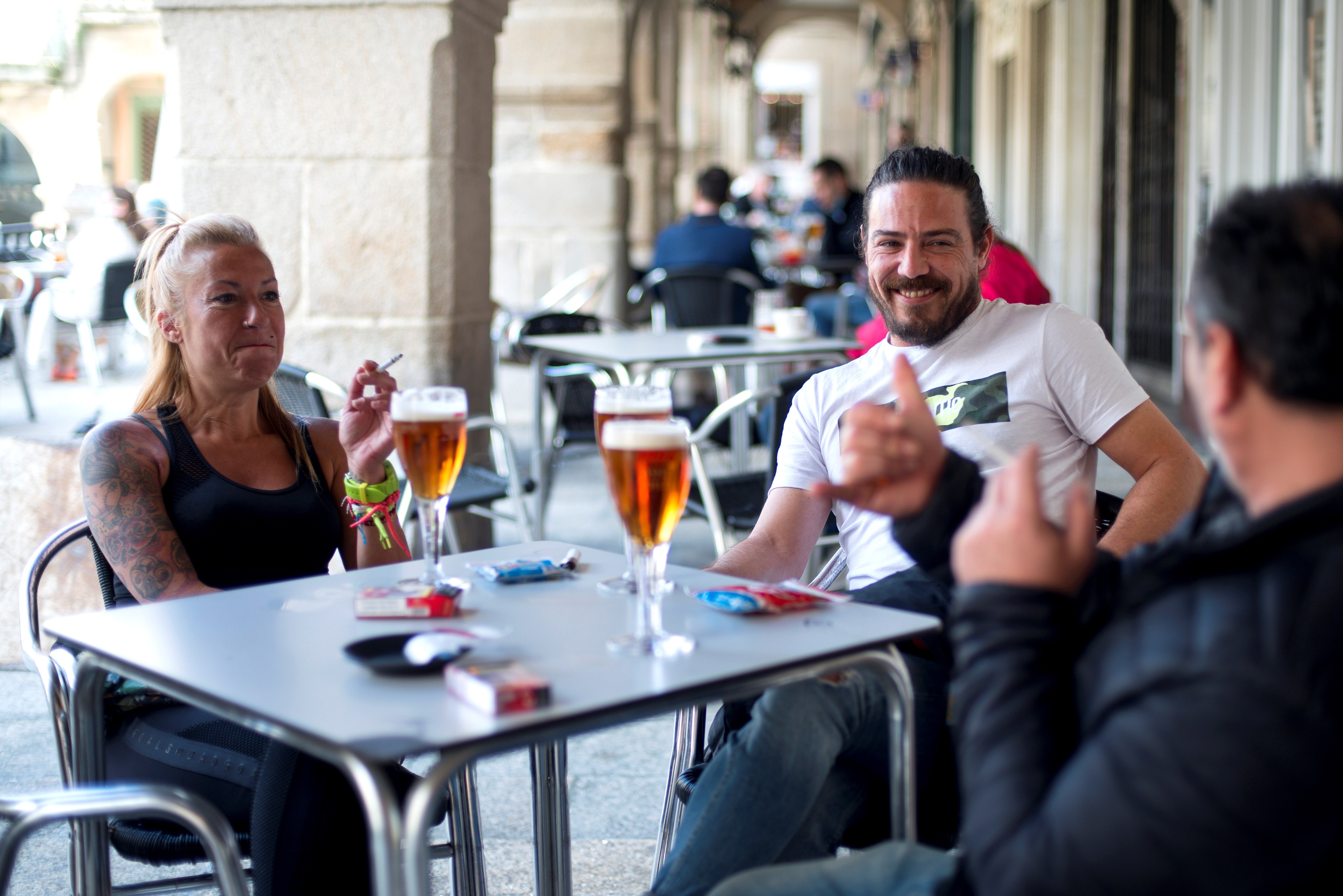 Els epidemiòlegs volen prohibir fumar en terrasses i platges pel coronavirus