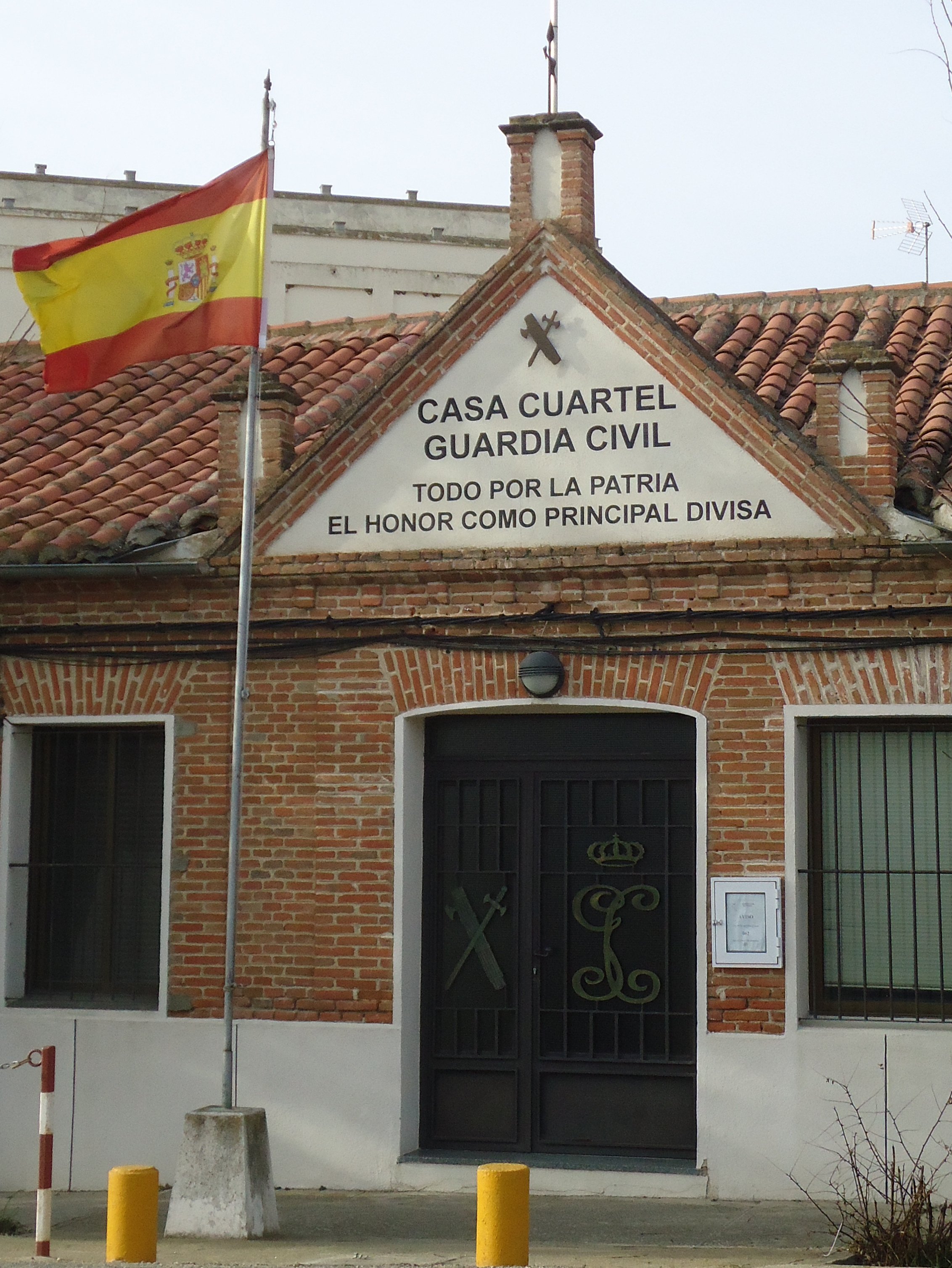 Portades de ‘Todo por la patria’ (‘y cierra España’)