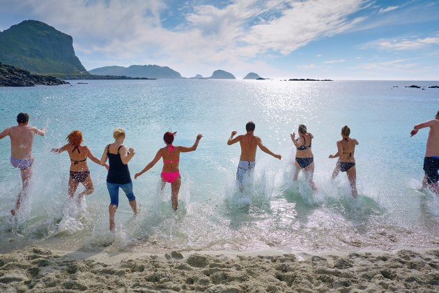 Amigos entrando al agua