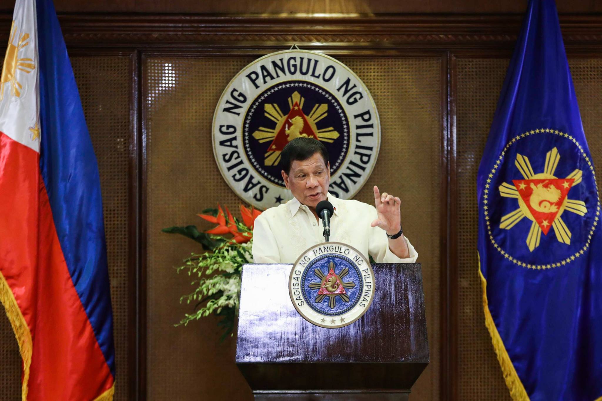 Duterte recomana netejar amb benzina les mascaretes: "No és cap broma"