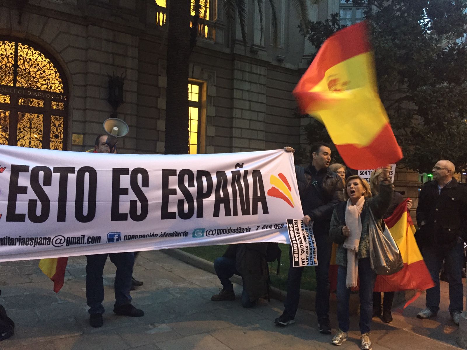Manifestació contra el procés a les portes de la delegació del Govern