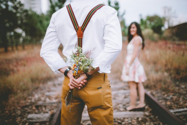 pareja amor flores