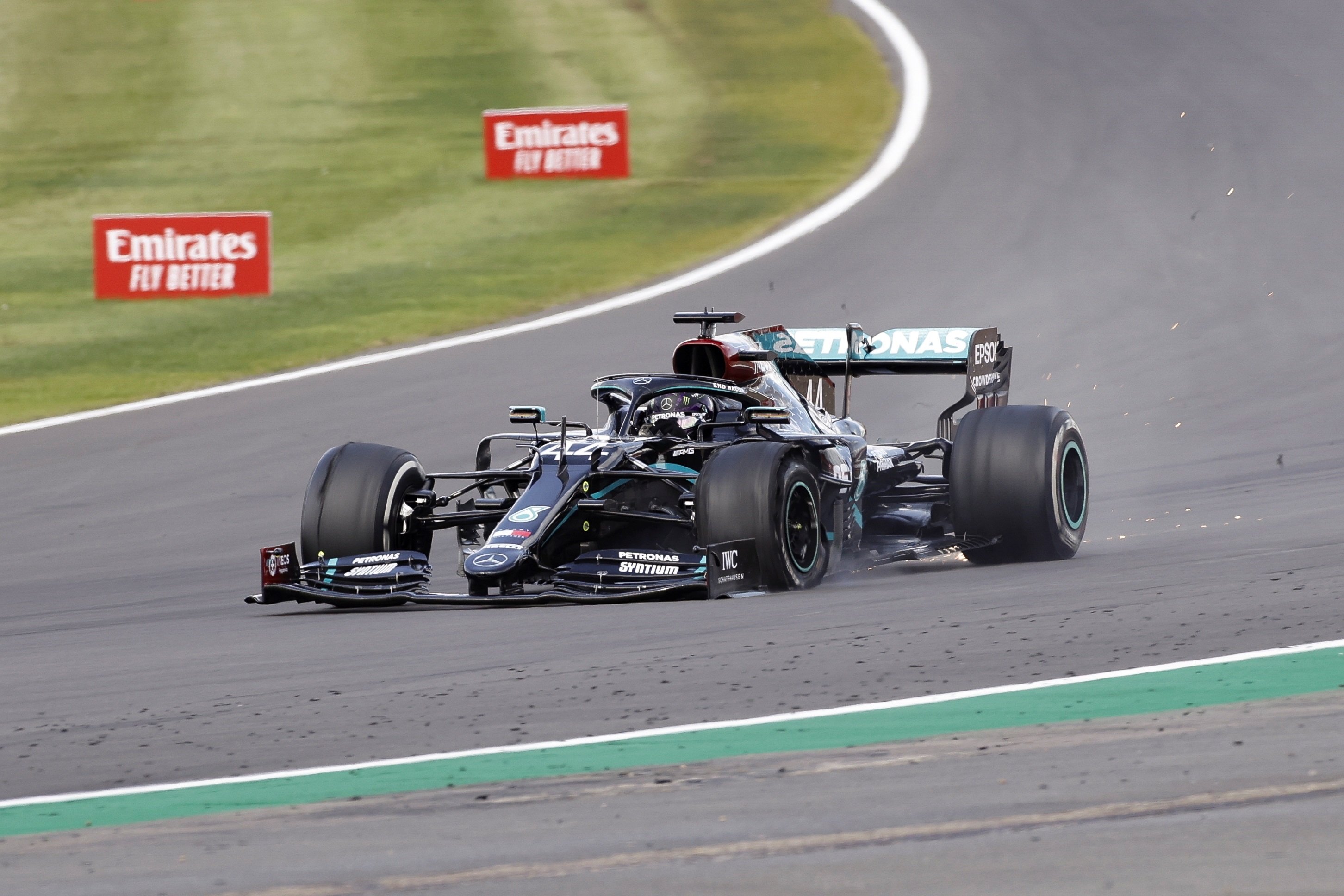 Hamilton gana agónicamente en Silverstone: destroza la rueda en la última vuelta