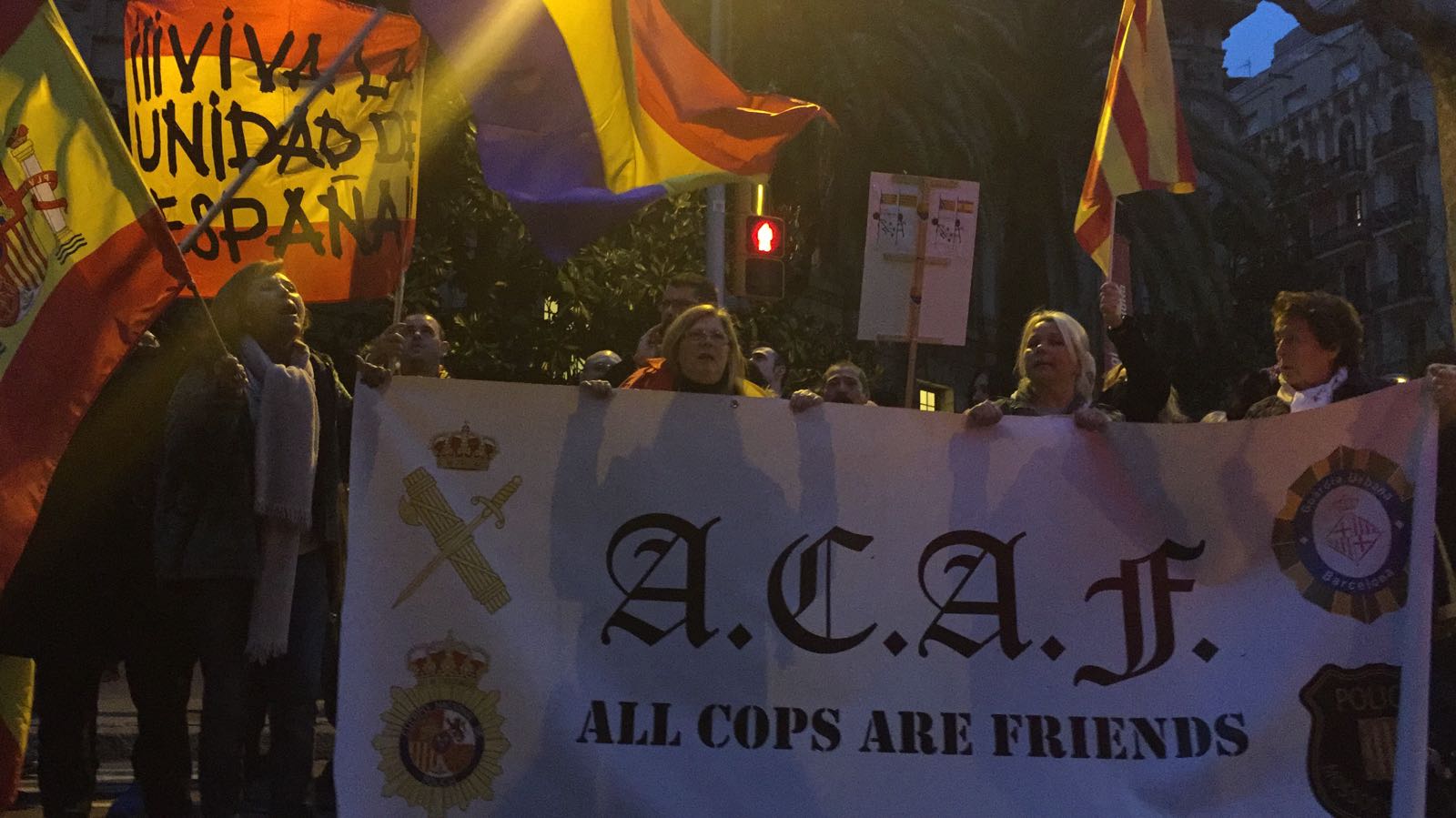 Un centenar de persones demana a Santamaría la intervenció de Catalunya