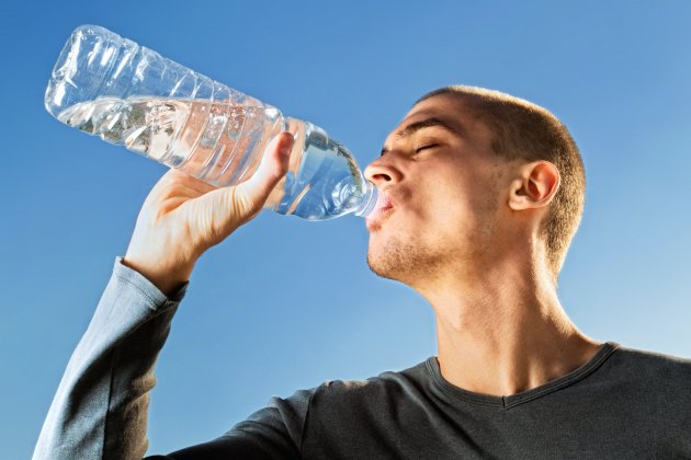 Bebiendo agua