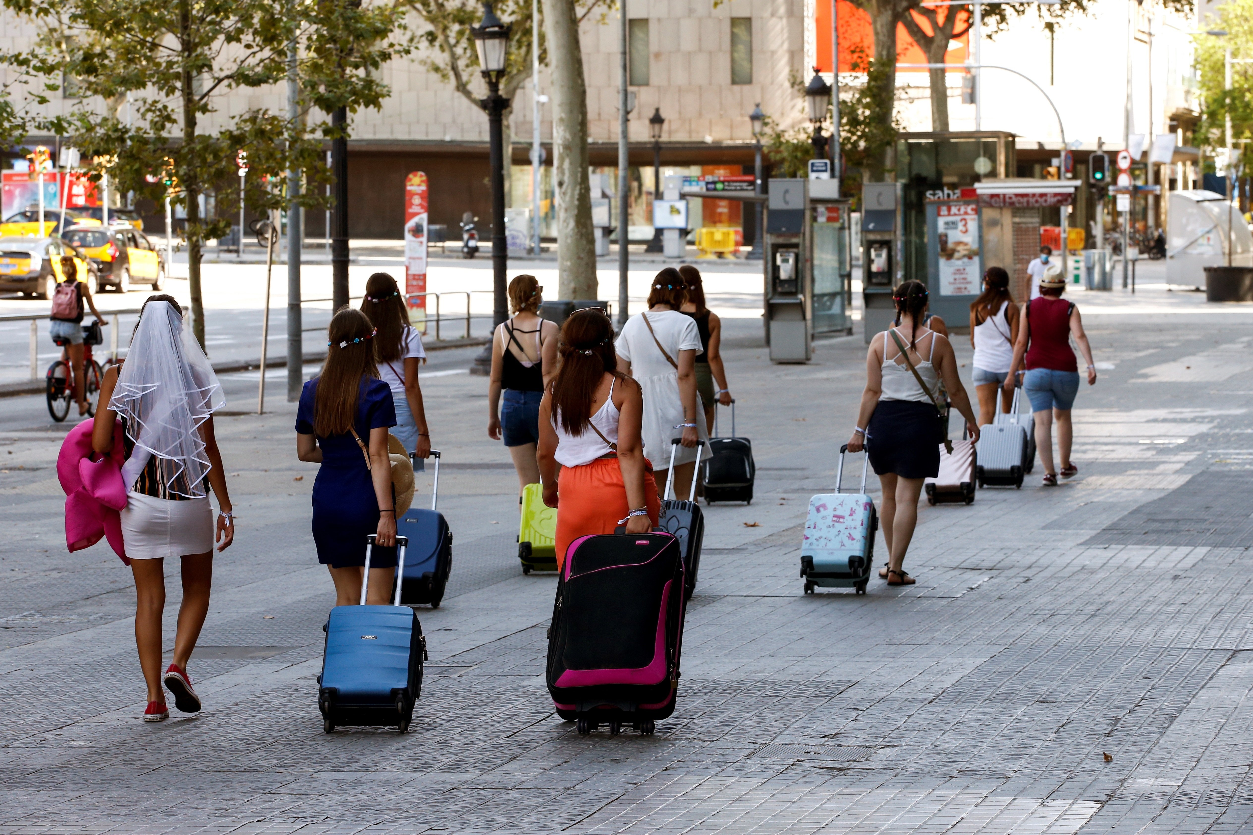 El Parlament avala ajornar la taxa turística i deduir l'IRPF a les rendes baixes