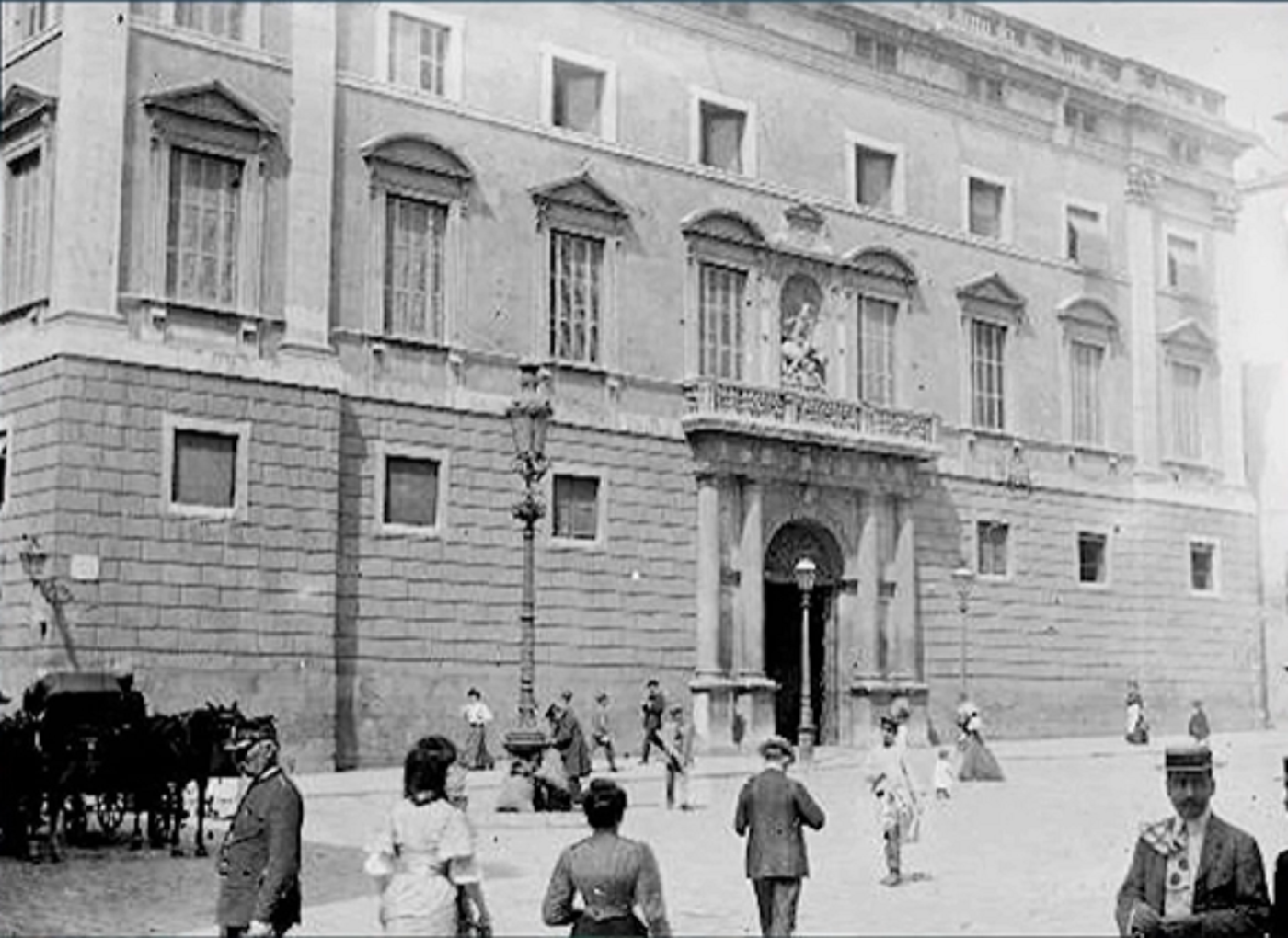 Fortifiquen el Palau de la Generalitat davant el perill d'un cop d'estat Fortifiquen el Palau de la Generalitat davant el perill d'un cop d'estat