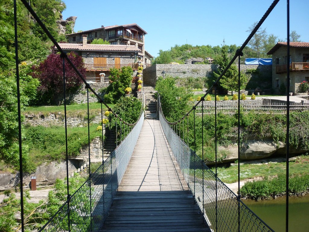 Este pueblo medieval es uno de los más bonitos de Catalunya y esconde excursiones fascinantes