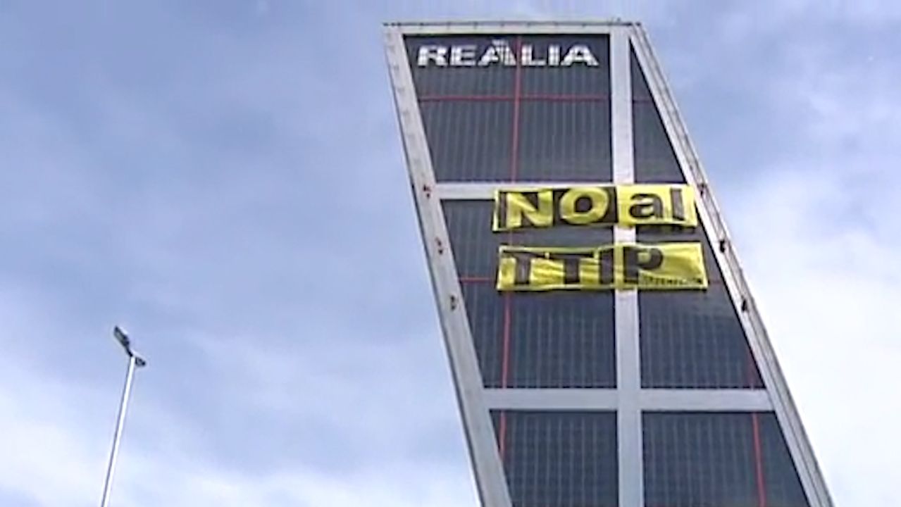 Greenpeace escala les Torres KIO en contra del Tractat de Lliure Comerç