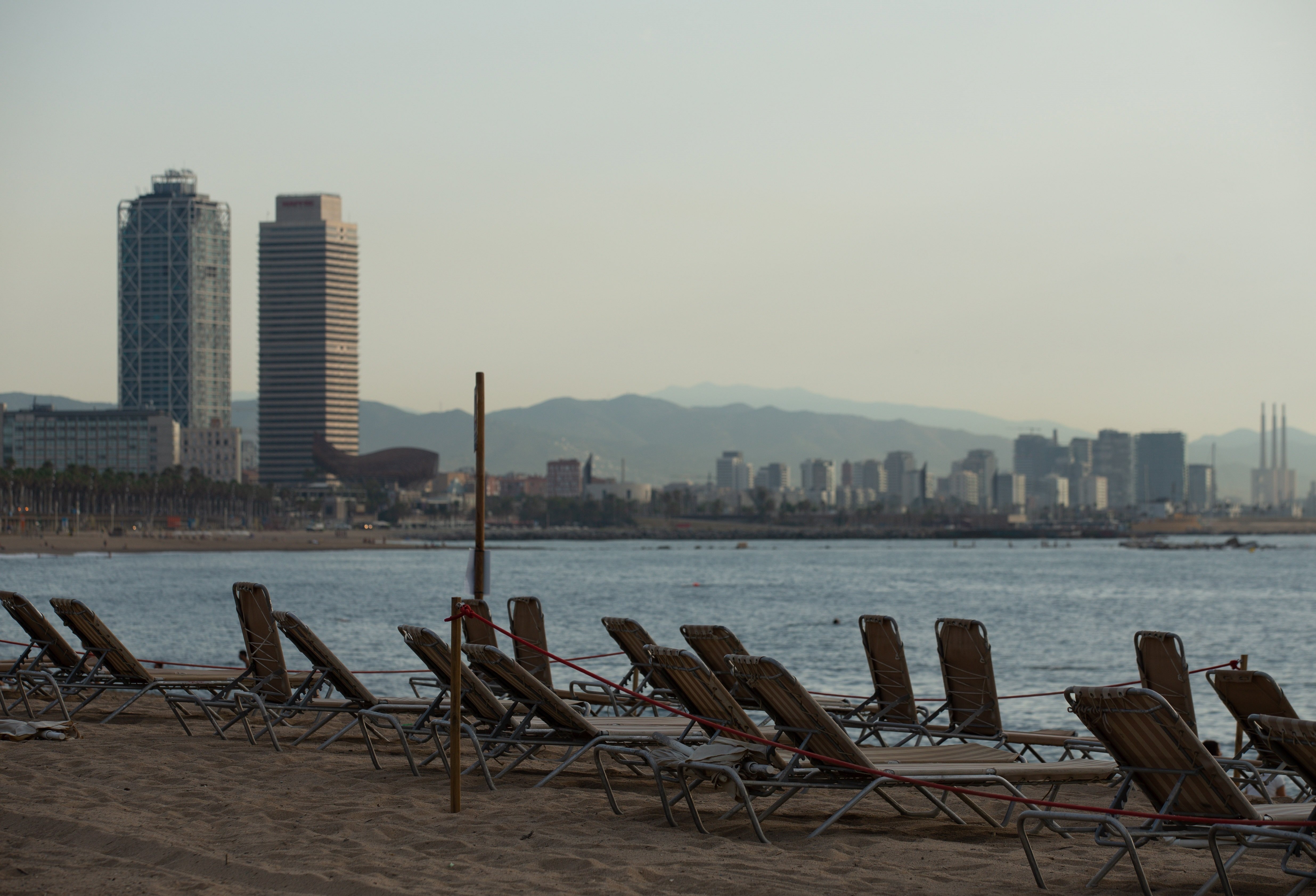 Barcelona cerrará algunas playas en verano si el Estado no pone arena