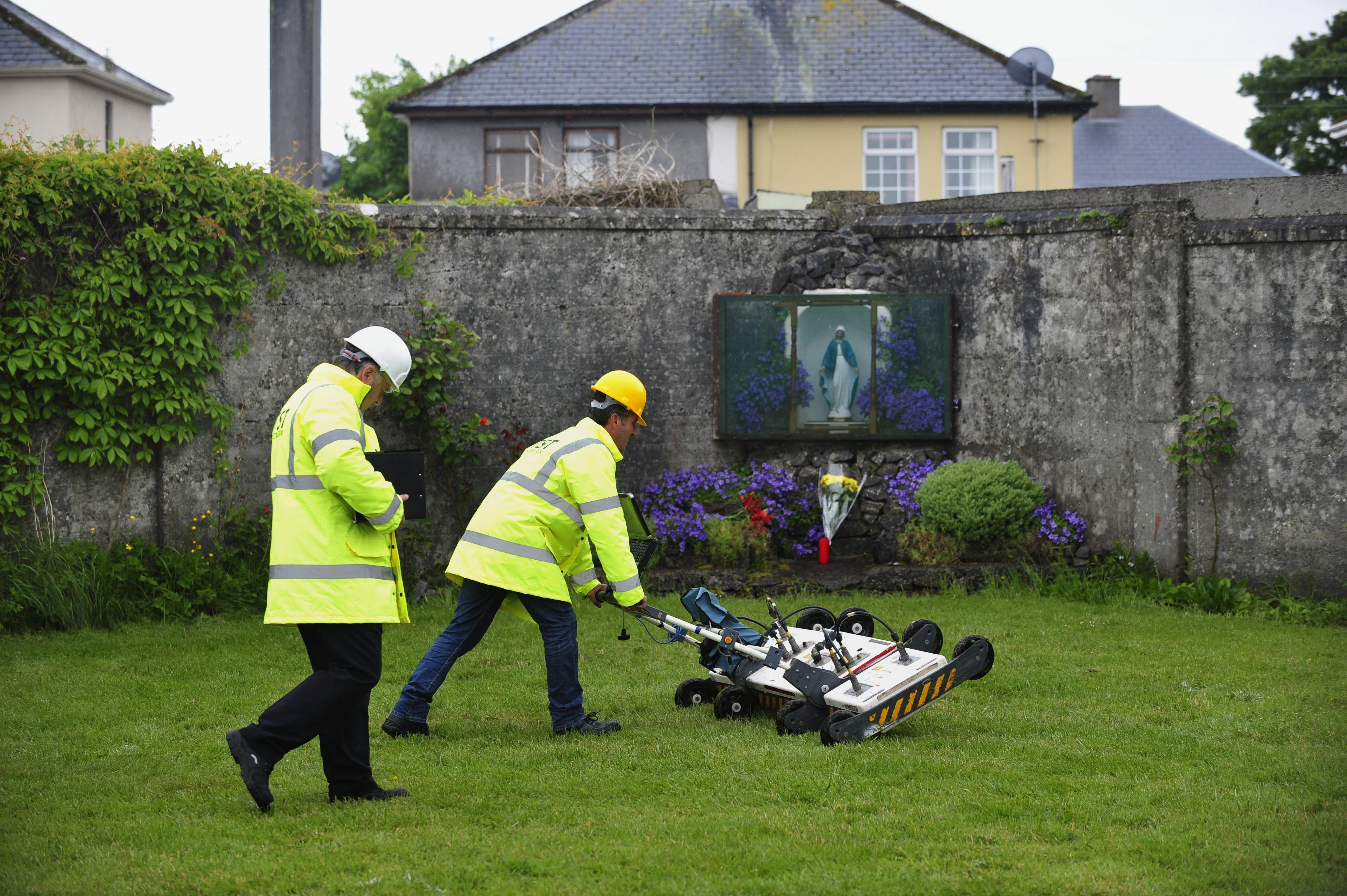 Troben un "gran nombre" de nens enterrats en un convent irlandès