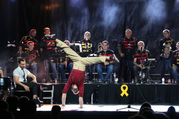 Uno de los acróbatas en el festival Con Sonido de Cobla/ACN