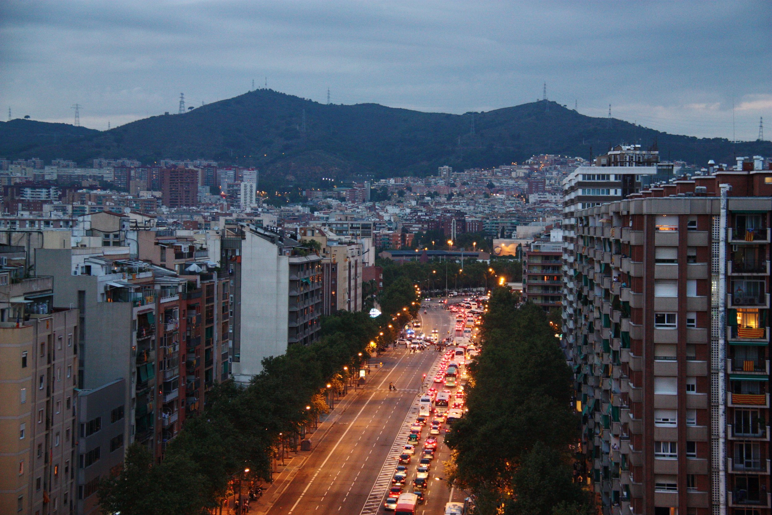 Los vecinos de la Meridiana reclaman al Ayuntamiento que reforme ya la avenida