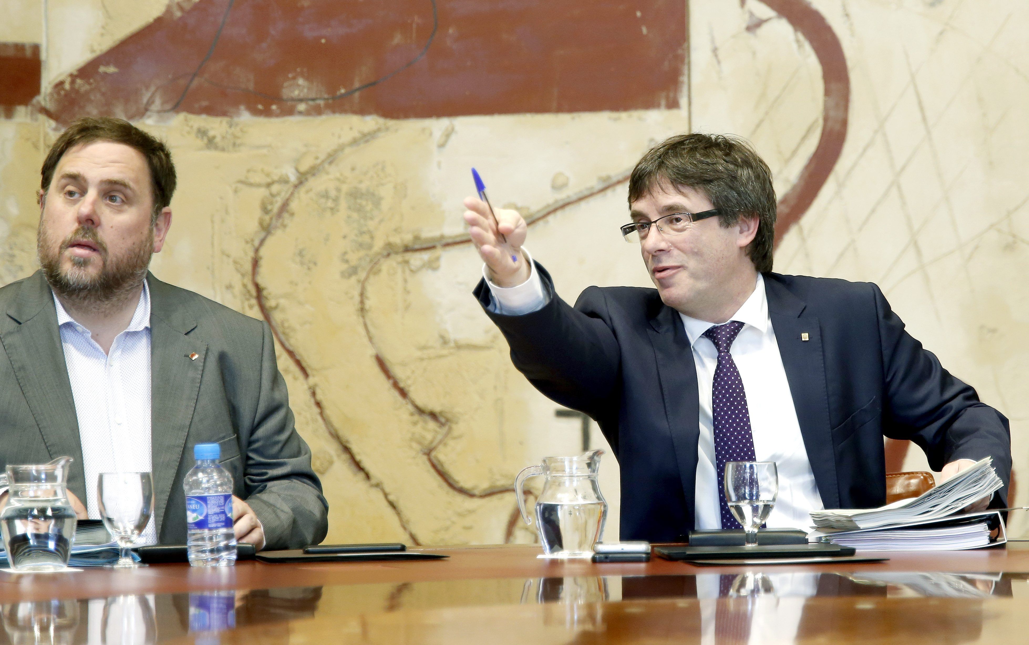 Puigdemont y Junqueras acuerdan rebajar la tensión sobre el IRPF