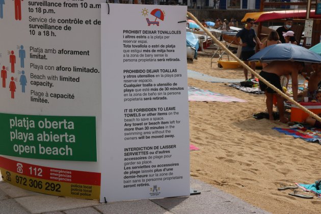 cartel prohibicio toallas playa palafrugell acn