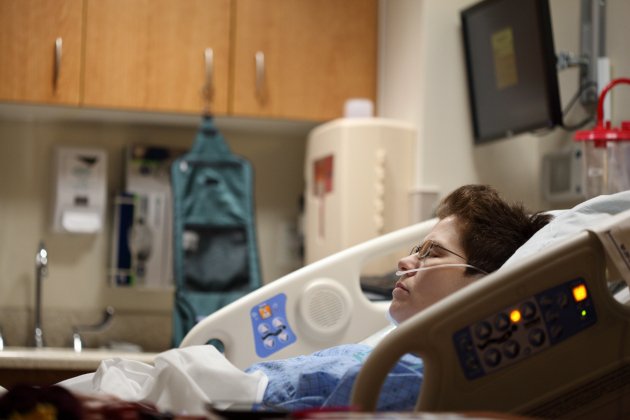 Mujer enferma en un hospital