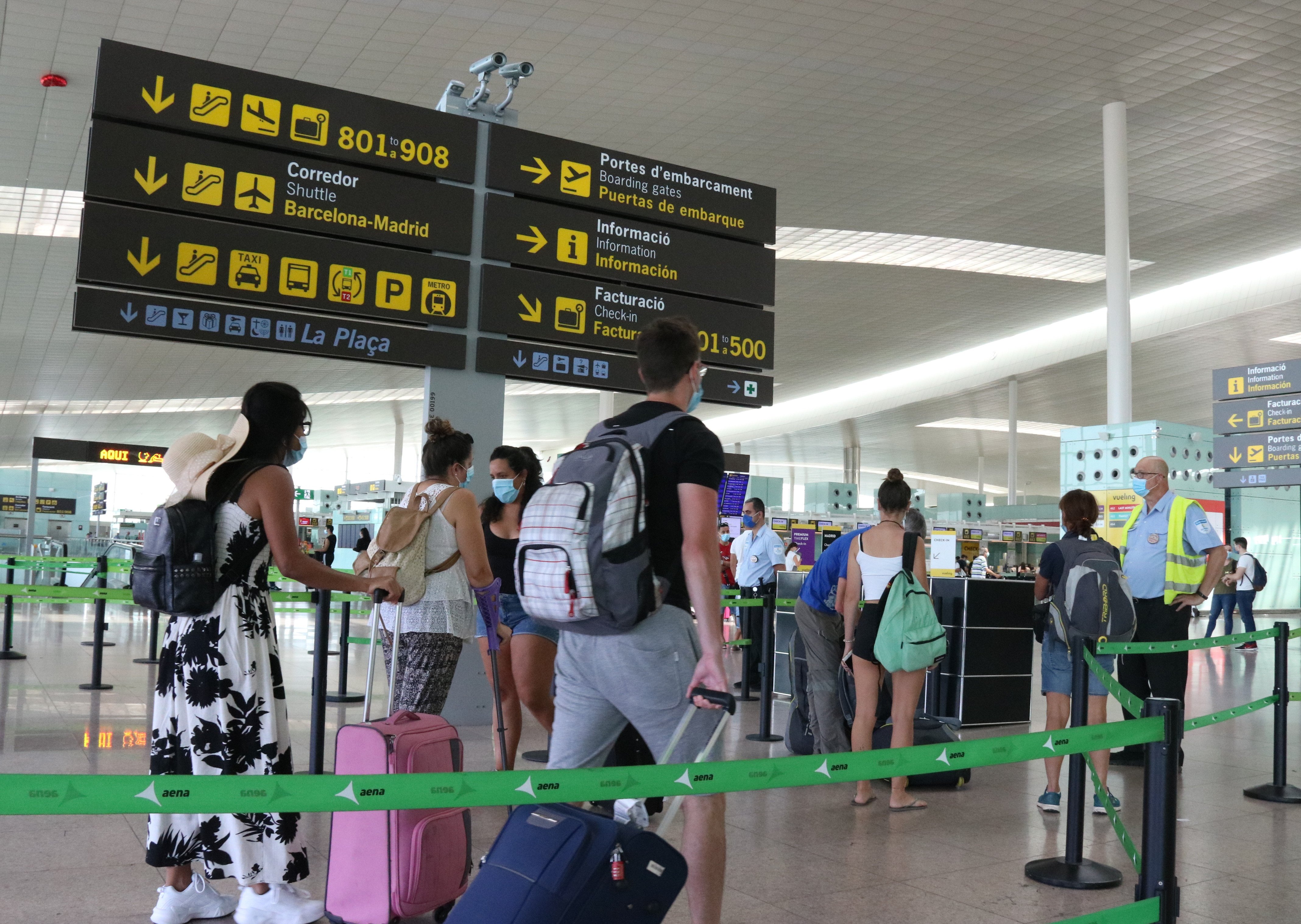 El aeropuerto del Prat opera 380 vuelos este lunes, 100 más que hace una semana