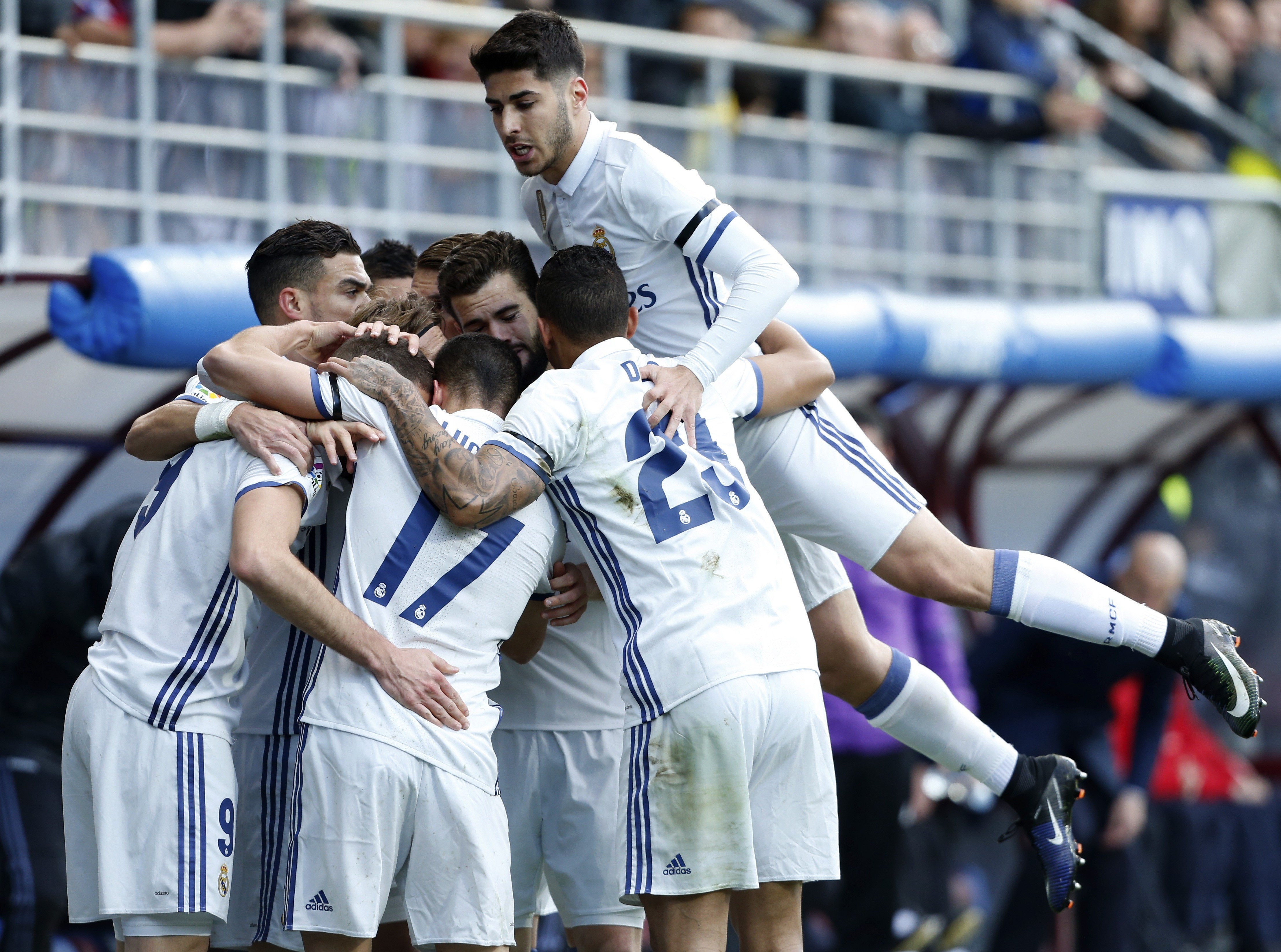 Benzema connecta el Madrid a la Lliga (1-4)