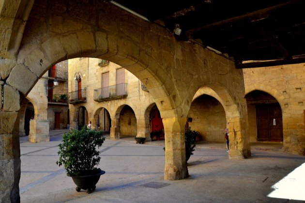  Plaza porticada de Horta de Sant Joan
