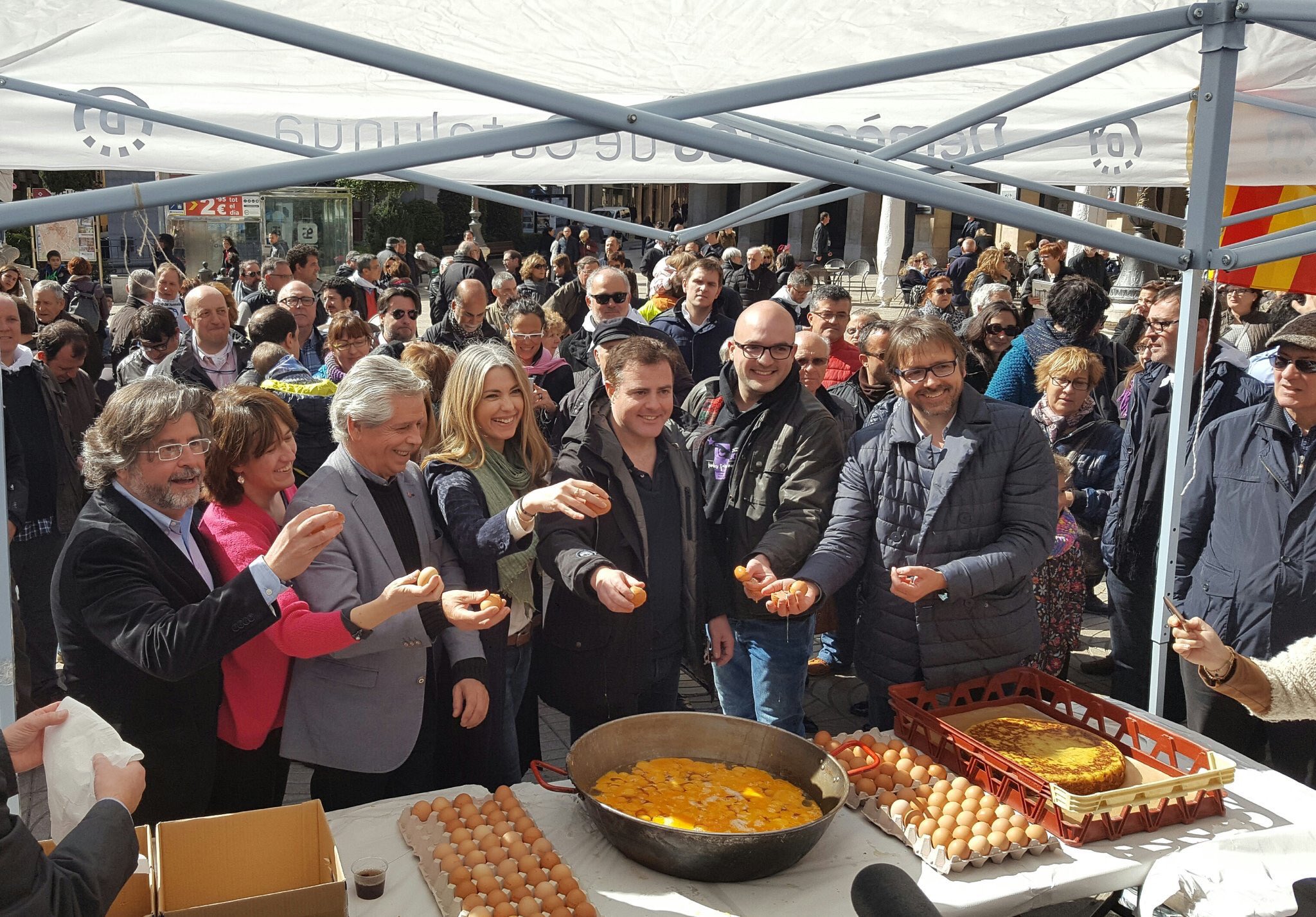 Demòcrates organitza una trencada d’ous col·lectiva