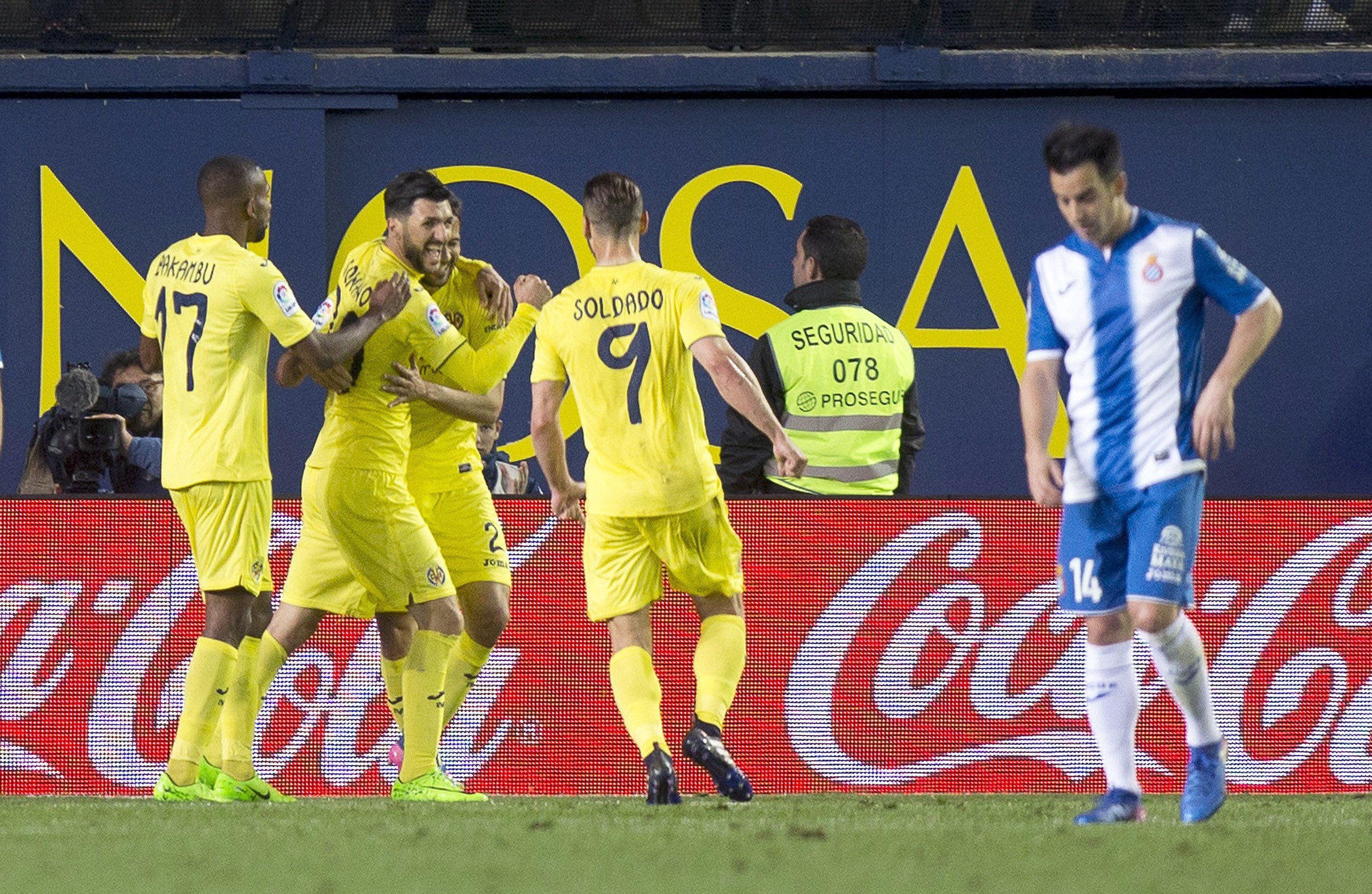 Paso atrás del Espanyol en Villarreal (2-0)