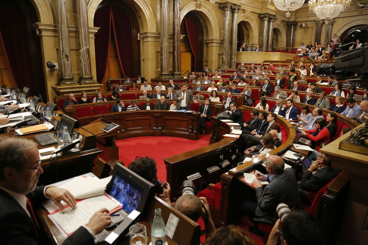 La prohibició de les estelades es cola al Parlament