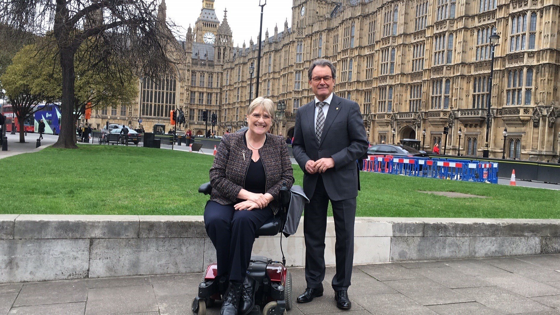 Mas es reuneix amb la presidenta dels liberals britànics durant la seva visita al Regne Unit