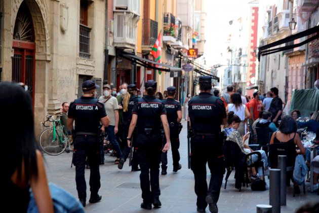 Agentes del Ertzaintza vigilan las calles de casco viejo de Vitoria - efe