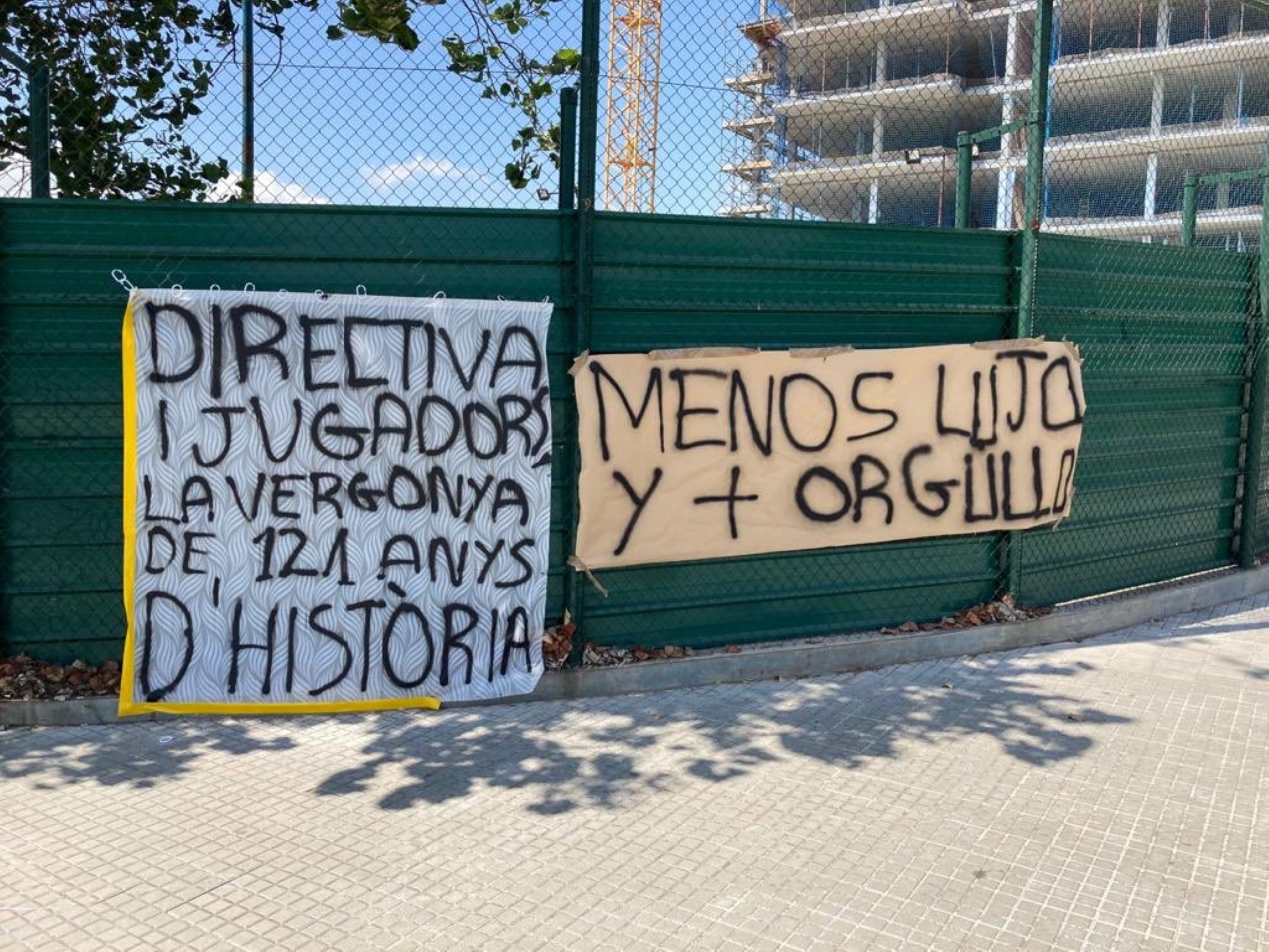 Pancartas y gritos contra la directiva y jugadores del Barça
