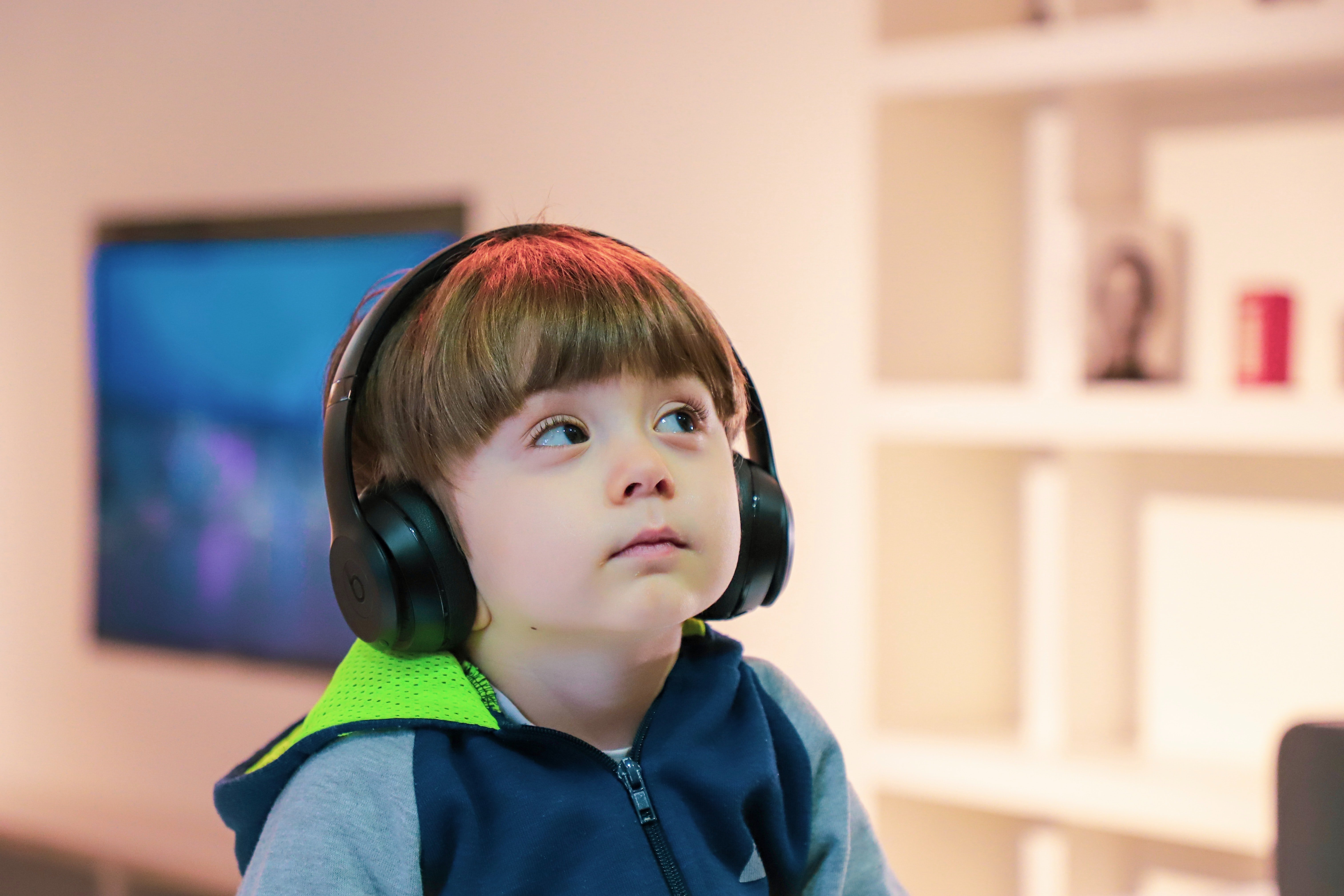 Niño escoltant música