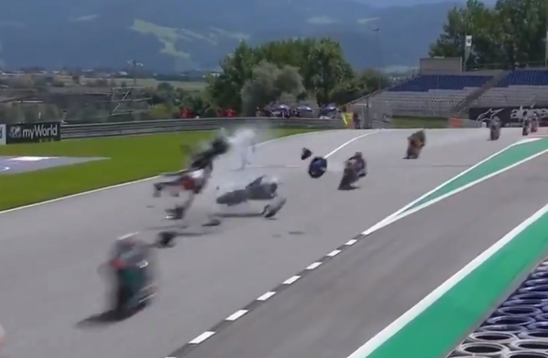 VÍDEO | Esgarrifós accident de Hafizh Syahrin a Moto 2