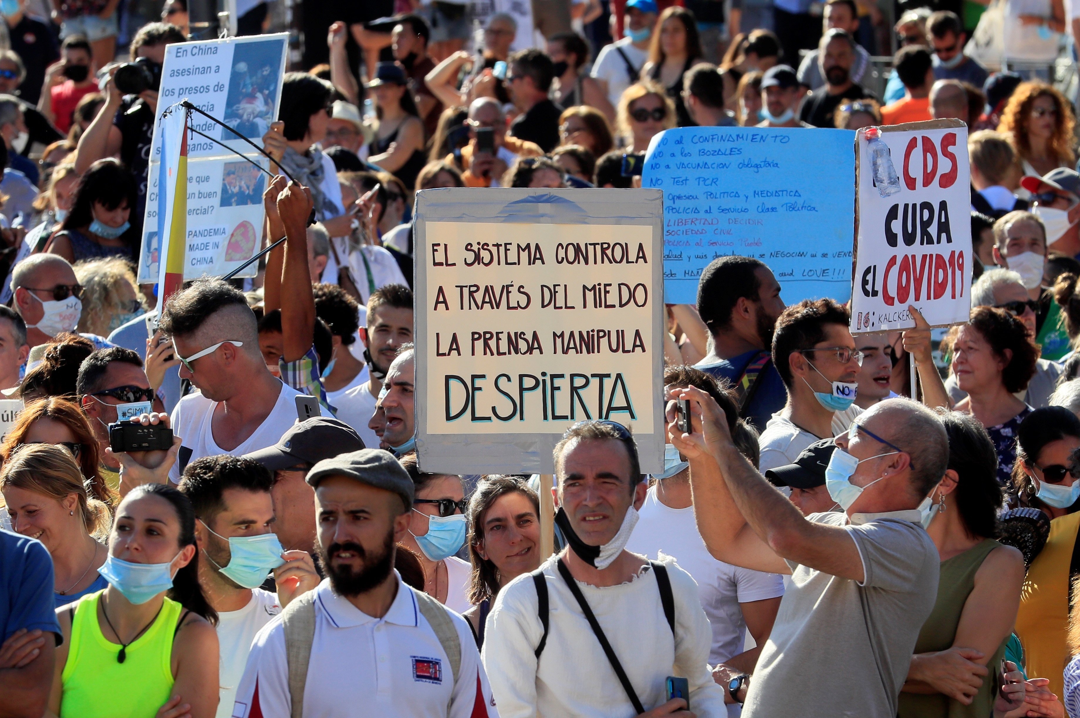 "Bote, bote, bote... aquí no hay rebrote": surrealista manifestación en Madrid