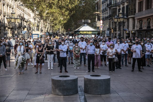 Minuto de silencio Homenaje atentado 17-A La Rambla ofrenda floral - Sergi Alcazar