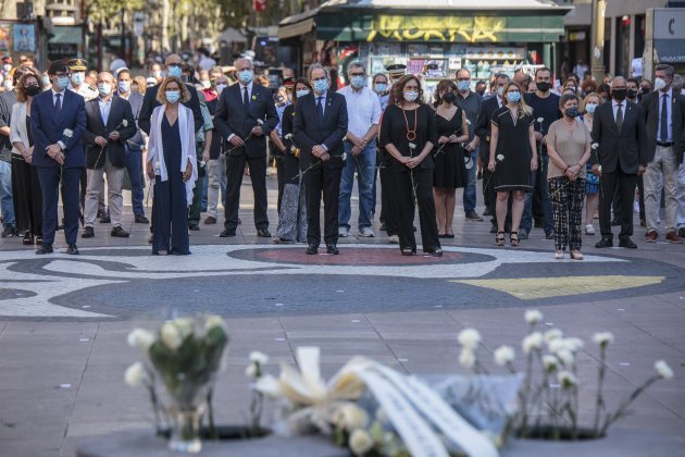 Gobierno Gobierno Colau Torra Batet Illa Homenaje atentado 17-A La Rambla ofrenda floral - Sergi Alcazar