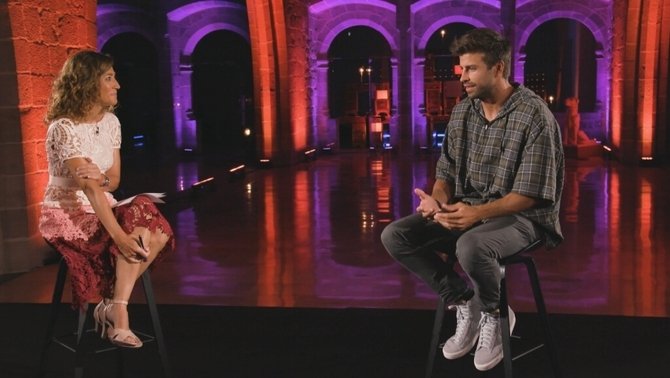 Helena Garcia Melero conversa amb Gerard Piqué durant els PREMIS TALENT_TV3