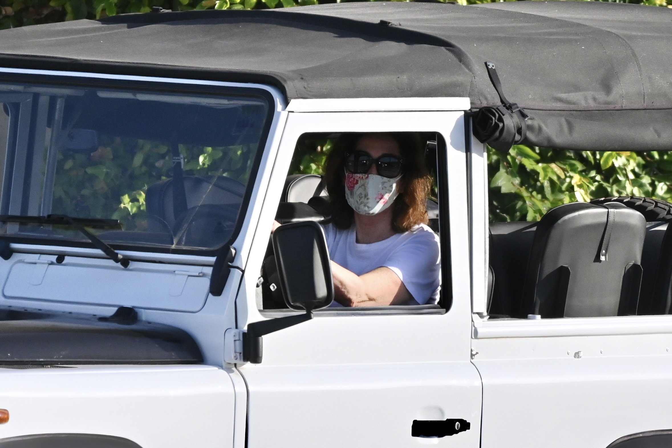 ana rosa conduciendo land rover GTRES