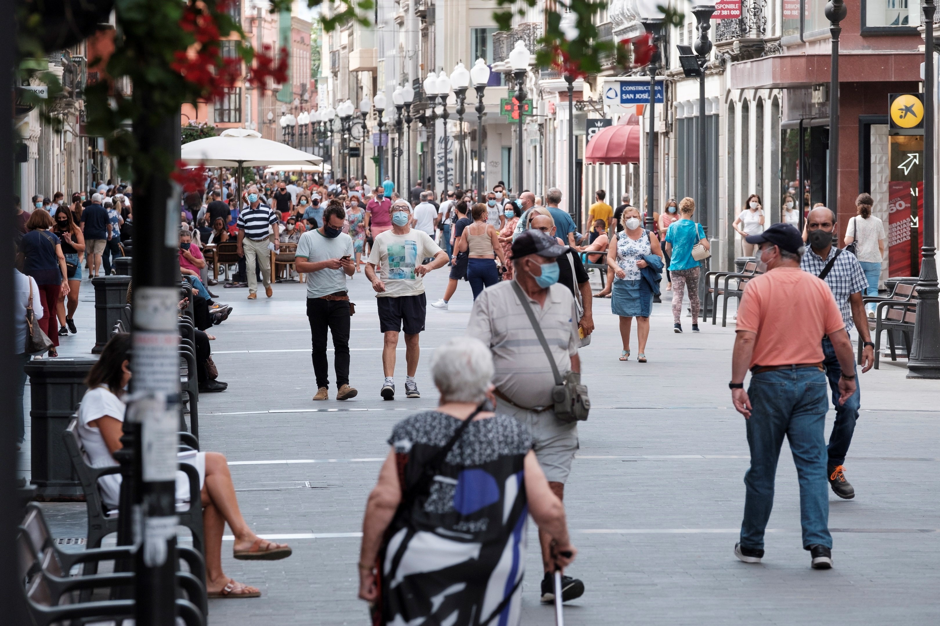 Calle mayor de Triana de Las Palmas de Gran Canaria, una de las vías comerciales más transitadas de la ciudad. EFE