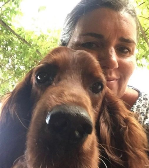 Silvia Abril junto a su perro Mel |  @silviaabril3