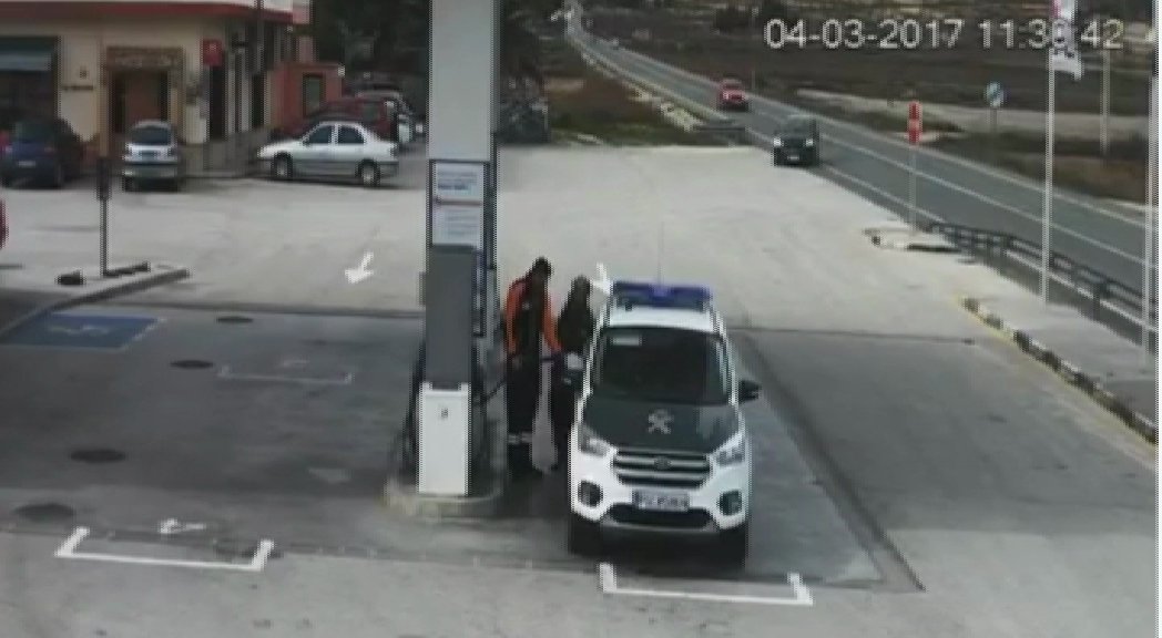 Vídeo: Salvados 'in extremis' de ser atropellados en una gasolinera