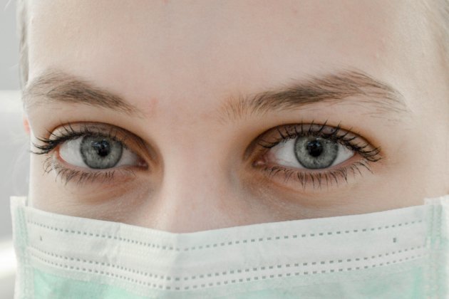 Mujer con mascarilla