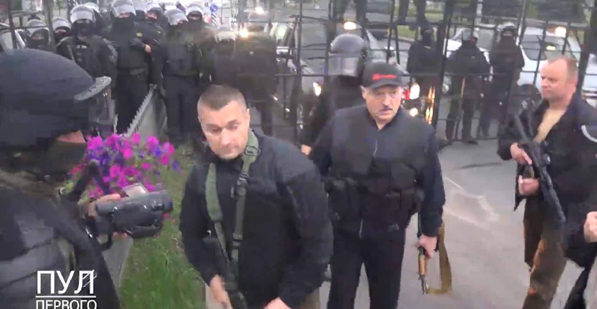 Lukashenko, fusil en mano en las puertas del Palau de la Independencia