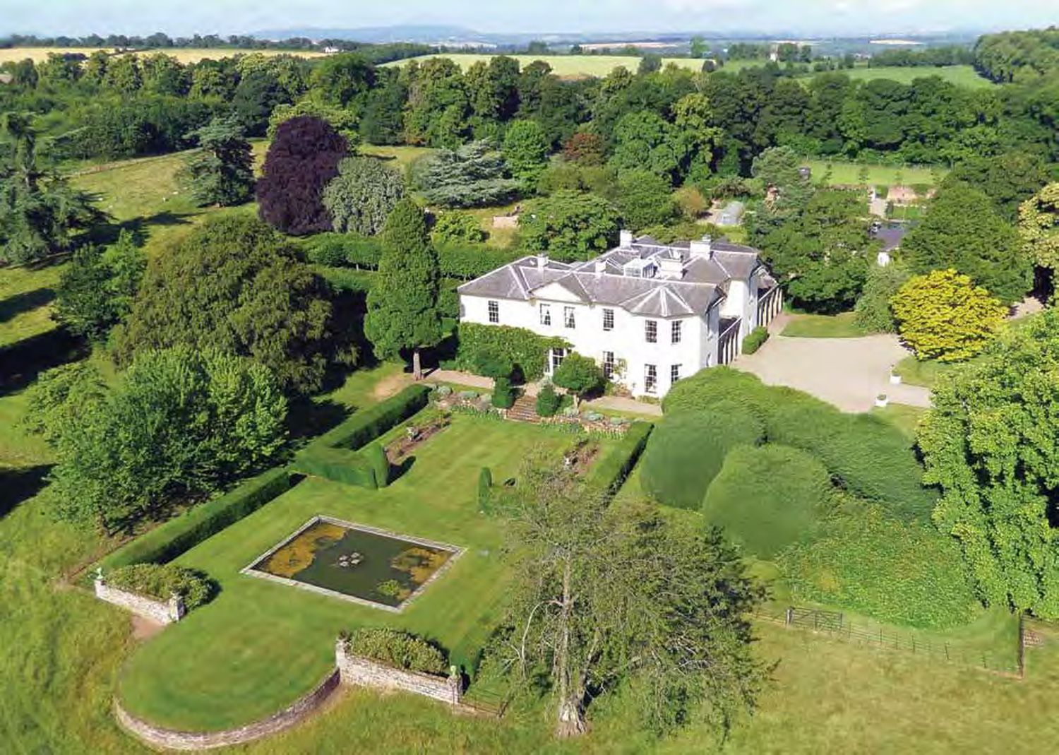 Suiza investiga una mansión de Corinna en el oeste de Inglaterra