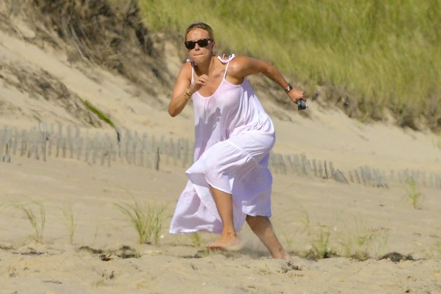 Scarlett Johansson enloquecida recorriendo playa GTRES